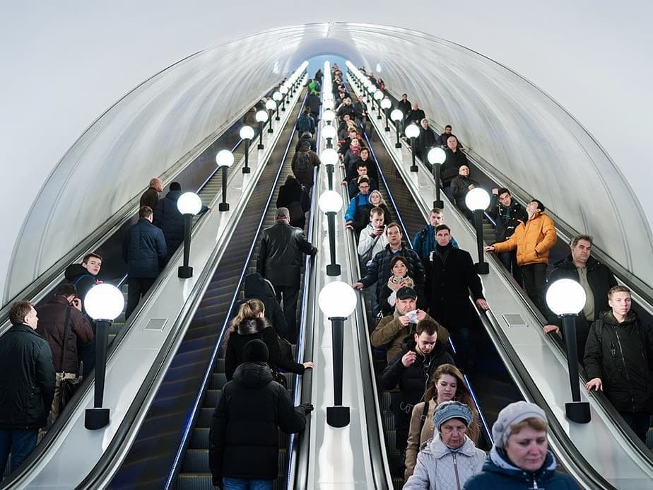 Эскалаторный наклон станции Московского метро с композитным арочным потолком — объект СМАРТ КОМПОЗИТ