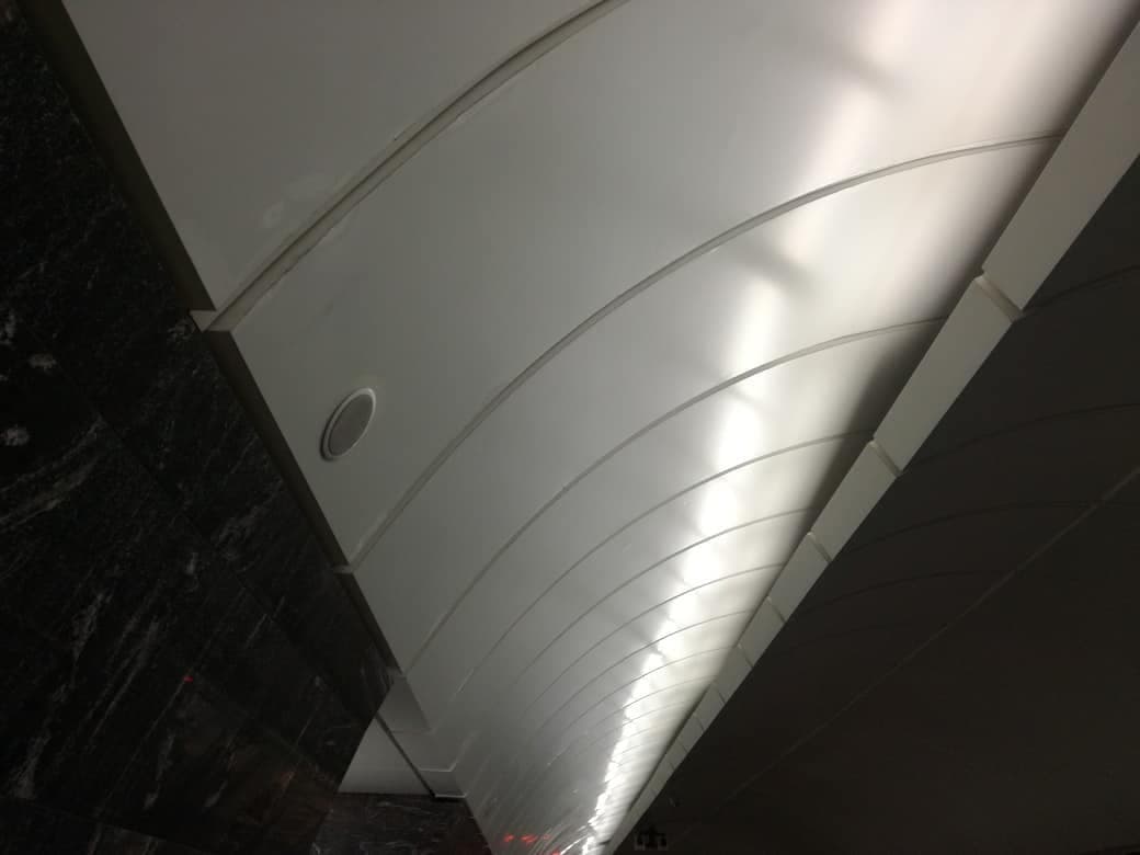 Арочный потолок из композитных панелей на станции Московского метро — изделие СМАРТ КОМПОЗИТ